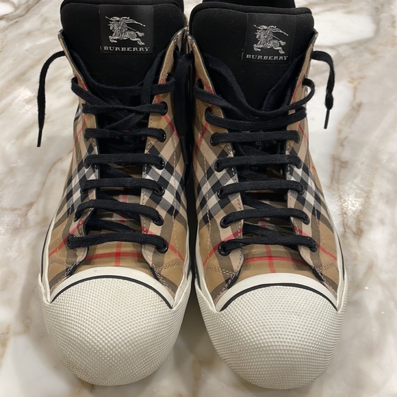 Burberry
Kilbourne Signature Check High-Top Check Sneakers SZ 42 1/2 - Picture 3 of 4